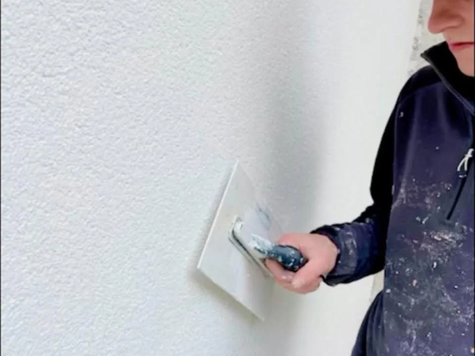 Finishing a rendered wall with a trowel